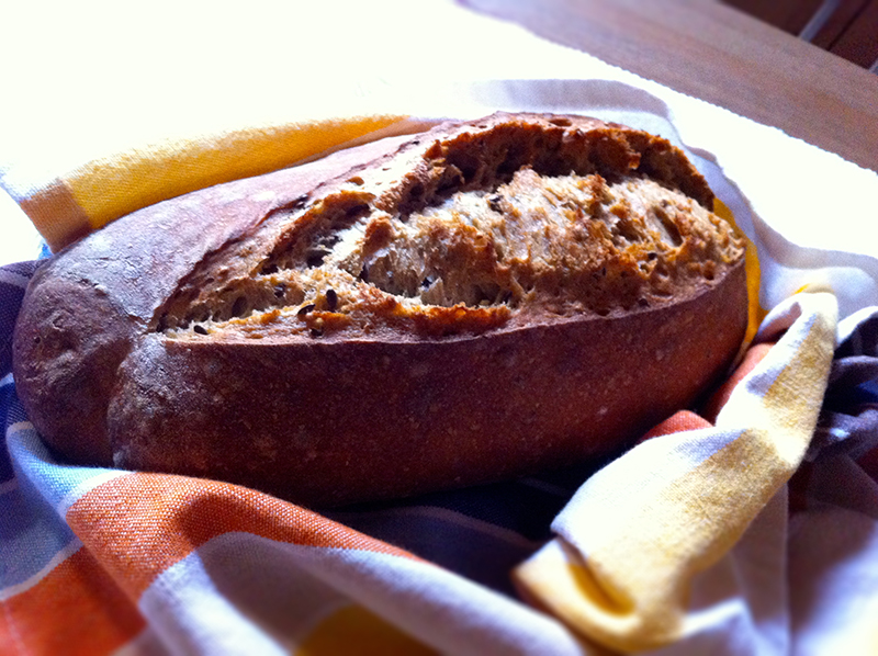 Pane integrale di segale con semi di lino e sesamo