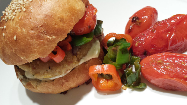 Burger vegan di quinoa e fagioli con friggitelli, pomodorini confit e maionese #vegan