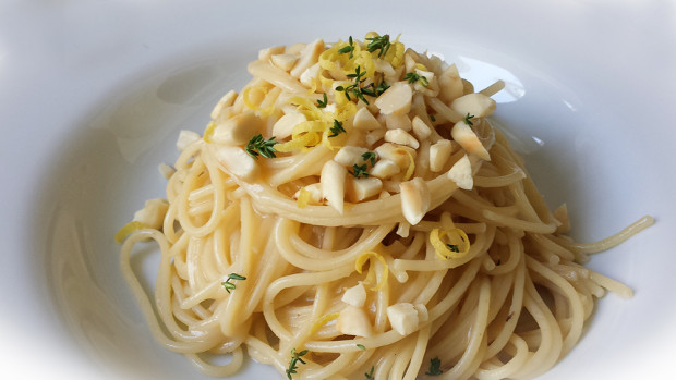 Spaghetti cremosi con limone, mandorle e timo ... in versione vegan!